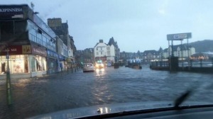 Flooding of the sea front in Oban (Source: Twitter/@mairiwatson1)